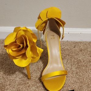 Golden Yellow Flower Sandle